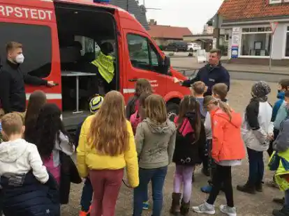 Jannik (am Fahrzeug, von links) und Klaus Stiller zeigten der Klasse 3c unter anderem die verschiedenen Einsatzfahrzeuge.