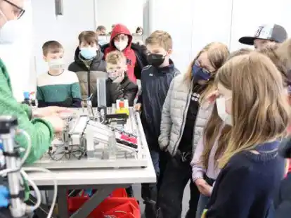 Sch&uuml;lerinnen und Sch&uuml;ler der vierten Klassen der Ludgeri-Grundschule bei Technik-Fachlehrer Klaus Schrand (links) im Technikraum der BBS Scheefenkamp