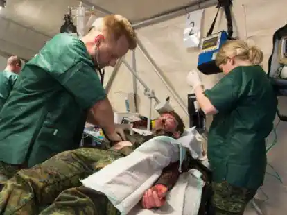 Immer wieder m&uuml;ssen die Soldaten der Sanit&auml;tsdienste der Bundeswehr &Uuml;bungen meistern, um dann im Einsatz bestehen zu k&ouml;nnen.