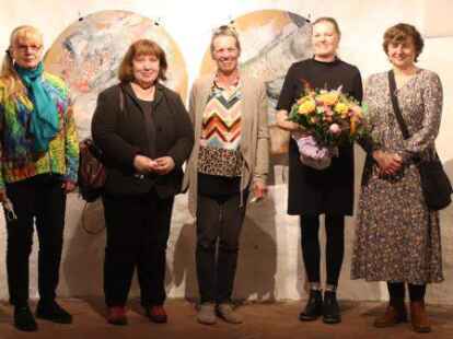 Die Kunstp&auml;dagogin Maike Jan&szlig;en (2. von rechts) er&ouml;ffnete die Ausstellung mit dem Titel &bdquo;Ich flechte, also bin ich