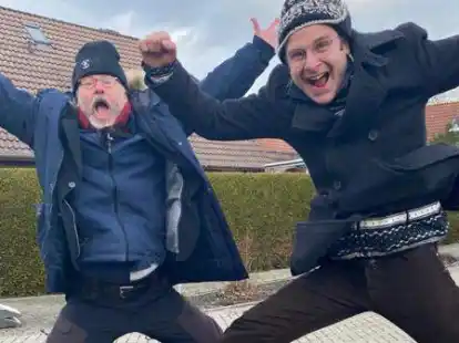 Ein Freudensprung: Krimiautor Klaus-Peter Wolf (links) und Producer Simon Grohe freuen sich sicherlich nicht nur &uuml;ber den gelungenen Dreh, sondern auch dar&uuml;ber, dass &bdquo;Ostfriesens&uuml;hne&ldquo; am Wochenende endlich ausgestrahlt wird.