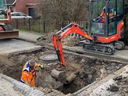 Mitarbeiter einer Tiefbaufirma haben am Dienstag die Schadenstelle freigelegt und mit den Reparaturarbeiten begonnen.