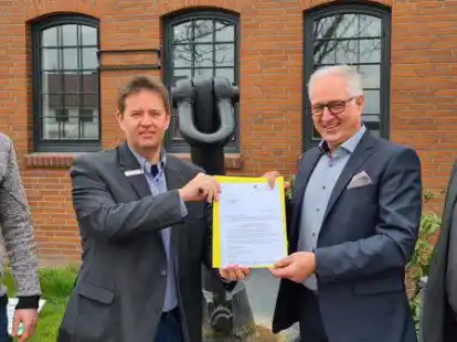 Butjadingens B&uuml;rgermeister Axel Linneweber (Zweiter von links) erh&auml;lt von Ralf Krummel, Dezernatsleiter des Amts f&uuml;r regionale Landesentwicklung (ArL) Weser-Ems, den F&ouml;rderbescheid &uuml;ber knapp vier Millionen Euro. Die ArL-Sachbearbeiter Stephan Kaiser (links) und Klaus Speckmann (rechts) sind mit daf&uuml;r verantwortlich, dass der straffe Zeitplan eingehalten wird.