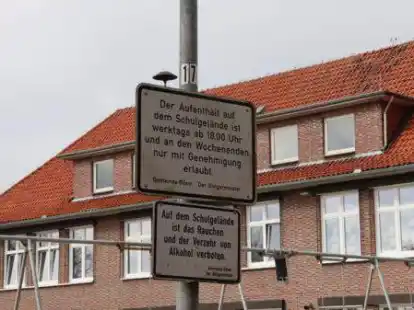 Schilder weisen darauf hin, dass der Aufenthalt auf dem Schulgel&auml;nde nach 18 Uhr nicht mehr erlaubt ist. Das Gel&auml;nde ist au&szlig;erdem bis 2 Uhr nachts beleuchtet. Das hat jedoch Vandalismus und Brandstiftung nicht verhindert.