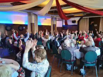 Wiedersehen nach zwei Jahren Corona-Pause: Gut gelaunt folgten die G&auml;ste dem Programm im Gasthof Menkens.