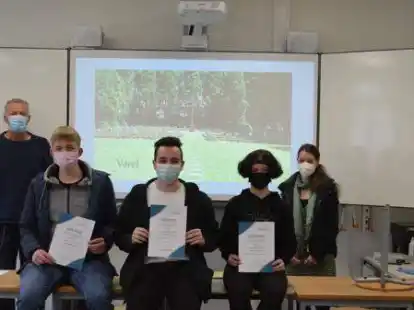 Mit ihrer Spendensammlung f&uuml;r den Volksbund Deutsche Kriegsgr&auml;berf&uuml;rsorge haben die Sch&uuml;lerinnen und Sch&uuml;ler einen wichtigen Beitrag f&uuml;r die Friedensarbeit geleistet. Ihr Engagement wurde mit einer Urkunde ausgezeichnet, die von Stephanie Sch&ouml;nfeldt (hintere Reihe rechts) und Claus Peukert (links) &uuml;berreicht wurde.