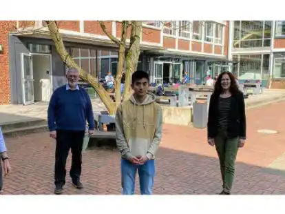 Sie sorgen daf&uuml;r, dass das Werkstatt-Angebot an der Graf-Anton-G&uuml;nther-Schule l&auml;uft: (von links) Mathematiklehrerin Olga Scheid, Rektor Wolfgang Schoedel, Sch&uuml;ler Phi Phong Ly, LEB-Regionalleiterin Karin Pieper und Franz&ouml;sisch-Werkstattleiterin Ulrike Leidinger.