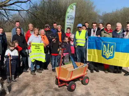 In der Haarenniederung: Hier haben Mitglieder des Vereins Erholungsgebiet Haarenniederung Flaschen, Plastikbeutel, Fahrradteile und anderen Unrat gesammelt. Unterst&uuml;tzt wurden sie von drei ukrainischen Frauen (2., 4. und 6. von rechts), die in Oldenburg untergekommen sind,  sowie von B&uuml;rgermeisterin Christine Wolff (mit Weste in H&auml;nden).