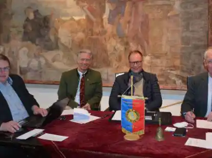 Zum Vorstand des R&uuml;stringer Heimatbundes geh&ouml;ren (von links) Schriftf&uuml;hrer Torsten Lange, 2. Vorsitzender Alexander Schuhr, Kassenf&uuml;hrer Andreas Schindler und 1. Vorsitzender Hans-Rudolf Mengers.