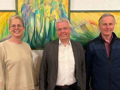 Sie freuen sich auf die Zusammenarbeit (von links): Mareike Rozijn, Vorsitzende des Pfarreirats, Pfarrer Johannes Arntz und Dr. Christoph Erpenbeck, Mitglied im Kirchenausschuss.