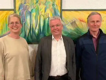 Sie freuen sich auf die Zusammenarbeit (von links): Mareike Rozijn, Vorsitzende des Pfarreirats, Pfarrer Johannes Arntz und Dr. Christoph Erpenbeck, Mitglied im Kirchenausschuss.