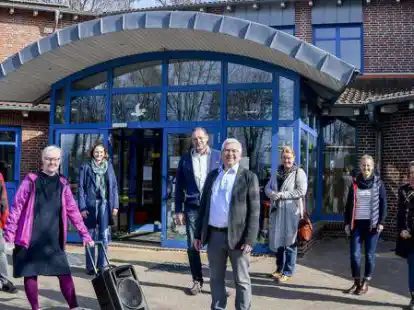 Ursel B&ouml;hm (GS Obenstrohe, von links) &uuml;bernahm den Verst&auml;rker von Lions-Pr&auml;sident Hans Begerow (vorn) im Beisein von Udo Ehmann (GS Langendamm), Kirsten Holz (GS Osterstra&szlig;e), Jens Haar (Lions), Miriam Engels-Isigwe (GS Schlossplatz), Nadine Henze-Diettrich und Susanne Fr&ouml;hlich (beide GS B&uuml;ppel).