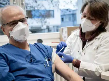 Von der Kollegin geimpft: Viele Mitarbeiter in Kliniken oder Arztpraxen haben an ihrem Arbeitsplatz die Spritzen bekommen.