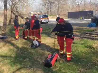 Die Str&ouml;mungsretter-Anw&auml;rter und ihre Ausbilder beim &Uuml;ben von Knoten.