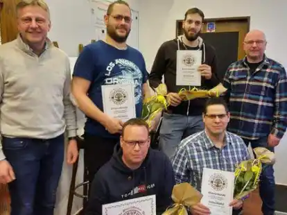 Ehrungen f&uuml;r treue Mitglieder: Uwe M&uuml;hlan (links) und Andreas Kobelt (rechts) zeichneten Jens D&ouml;rrbecker, Matthias Klockgether-Anders, Ulf D&ouml;rrbecker und Thomas Wohlfeil (von links) aus.