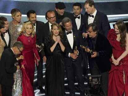 Die Darsteller und die Crew von &bdquo;Coda&ldquo; nehmen den Preis f&uuml;r den besten Film entgegen.