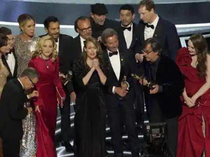 Die Darsteller und die Crew von &bdquo;Coda&ldquo; nehmen den Preis f&uuml;r den besten Film entgegen.