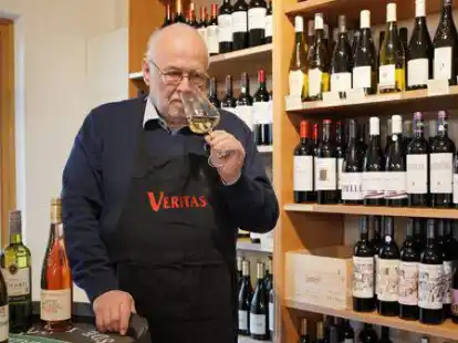 Er verkauft Weine, Sekt und Feinkostspezialit&auml;ten: Manfred Peters (69) von der Weinhandlung Veritas in Rastede.