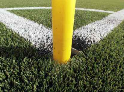 Die Eckfahne eines Kunstrasenplatzes: Ein &auml;hnlicher Fu&szlig;ballplatz soll in Sandkrug bei Schwarz-Wei&szlig; Oldenburg entstehen.