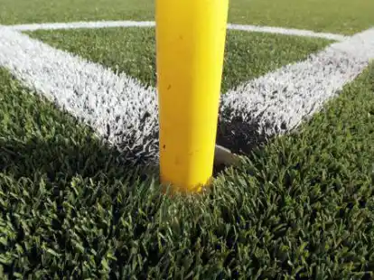 Die Eckfahne eines Kunstrasenplatzes: Ein &auml;hnlicher Fu&szlig;ballplatz soll in Sandkrug bei Schwarz-Wei&szlig; Oldenburg entstehen.