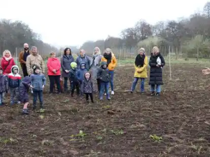 Auf dem Gut Altenoythe wird ein Interkulturelles Gartenprojekt ins Leben gerufen. Landwirt Jan Wreesmann (rechts) erl&auml;utert den ersten Interessierten die Parzelleneinteilung.