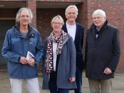 Vor der Martin-Luther-Kirche: (von links) Stefan T&ouml;njes und Stefanie Seyfarth von der Nordenhamer Goethe-Gesellschaft sowie Carl van Dyken und Dr. Uwe Boeke von der Stiftung der Metallindustrie