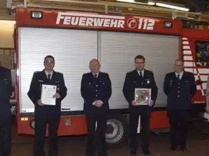 Jahreshauptversammlung der Elsflether Feuerwehr (v. l.): Stadtbrandmeister Hans-J&uuml;rgen Zech, Hauptl&ouml;schmeister Matthias Polte, neuer Ortsbrandmeister Martin Heidenreich, Andr&eacute; Baumann mit seinem Ehrenzeichen f&uuml;r 25-Jahre Dienstzeit, der ehemalige Ortsbrandmeister Andreas Schinke und B&uuml;rgermeisterin Brigitte Fuchs.