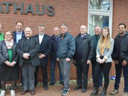 Die Initiative &bdquo;Hilfe f&uuml;r die Ukraine&ldquo; mit (von links) Pfarrer Uwe B&ouml;rner, Nadja Kurz (Heimatverein der Deutschen aus Russland), B&uuml;rgermeister Witali Bastian, Pfarrer Oliver D&uuml;rr, Altb&uuml;rgermeister Ludger M&ouml;ller, Kurt Bussmann (Heimatverein), Ernst Fischer, Waldemar Maier und Alexander Buchm&uuml;ller (alle Freie Evangeliums Christengemeinde), Christina Meyer (Gemeinde Molbergen) und P. Jineesh Karakkada (Kath. Pfarrgemeinde) will ihre Arbeit koordinieren und Angebote f&uuml;r Ukrainer in Molbergen schaffen.