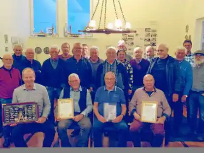 Der Shanty-Chor Nordenham mit den frischgek&uuml;rten Ehrenmitgliedern G&uuml;nter Morawietz (vorne, 2. von links) und J&uuml;rgen L&uuml;bben (vorne, rechts)