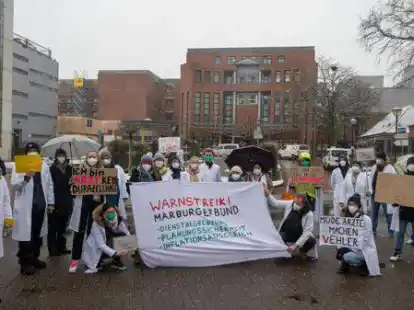 Bei einem Streik vor dem Klinikum Oldenburg forderten rund &Auml;rzte unter anderem einen Inflationsausgleich, mehr Planungssicherheit und bessere Arbeitsbedingungen.