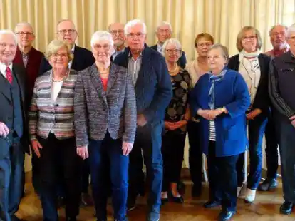 Neuer Vorstand (von links): Vorsitzender Jonny Hinrichs, Rolf Osterwald, Elke Wiemken, Walter Schwengels, Inge Schwengels, Gerd Bettels, Ewald Wiemken, Bernd Br&uuml;ning, Meike Br&uuml;ning, Ingrid Eisele, Barbara Drescher, Karin Dreesmann, Helmut Hogel&uuml;cht und Peter Schell.
