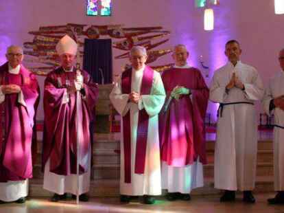 Feierten das Eiserne Priesterjubil&auml;um von Bernhard Thiel (links): Wilfried Theising (v.l.), Bernhard S&ouml;bke, Manfred Jan&szlig;en und die Messdiener, die bei Thiels Einf&uuml;hrung als Pfarrer in Roffhausen ministriert hatten.