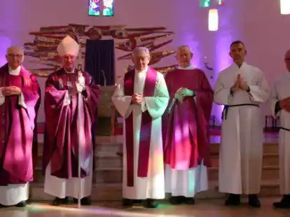 Feierten das Eiserne Priesterjubil&auml;um von Bernhard Thiel (links): Wilfried Theising (v.l.), Bernhard S&ouml;bke, Manfred Jan&szlig;en und die Messdiener, die bei Thiels Einf&uuml;hrung als Pfarrer in Roffhausen ministriert hatten.
