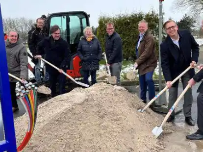 Spatenstich f&uuml;r den Breitbandausbau: Matthias Schulze-Mantei, Matthias Sturm, Nils Siemen, Karin Logemann, Stefan Muhle, Peer Beyersdorff, Stephan Siefken und Maximilian Oertle (von links)