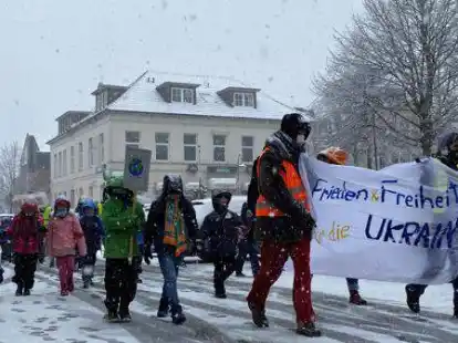 Demonstrieren bei Schneefall und Temperarturen um die null Grad: Sch&uuml;lerinnen und Sch&uuml;ler der Kooperativen Gesamtschule Rastede und der Grundschule Feldbreite.