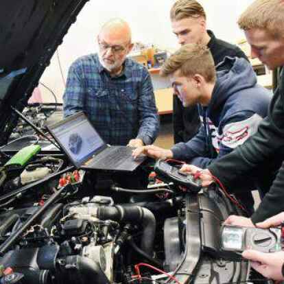 Im Kfz-Handwerk geht es in Ostfriesland nach einem Abw&auml;rtstrend in 2020 mit einem Plus von 17 Ausbildungsvertr&auml;gen wieder aufw&auml;rts.