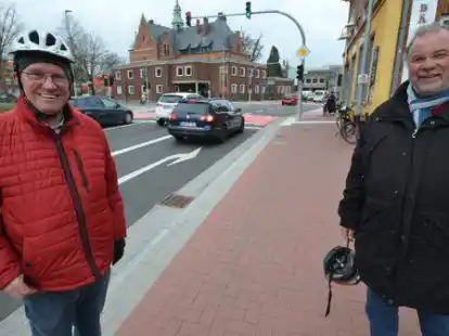 Gunther Siebels-Michel (links) und Volker Rudolph (beide GAP) wollen mit der SPD die Sicherheitsm&auml;ngel an der Kreuzung im Stadtrat thematisieren. Neben Autofahrern sollen auch Radfahrer die Rechtsabbiegespur mitbenutzen.
