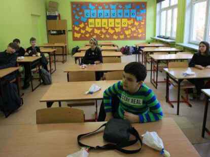 Sch&uuml;ler, die aus der Ukraine geflohen sind, sitzen in einem Klassenraum, hier in einer Grundschule in Gorzow Wielkopolski, in Westpolen. Auch im Landkreis Aurich sind bereits einige Sch&uuml;ler angekommen.