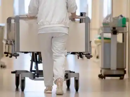 Fehlt das Pflegepersonal oder fallen zu viele &Auml;rzte aus, k&ouml;nnen in den Krankenh&auml;usern nicht alle Betten belegt und Operationen m&uuml;ssen verschoben werden.