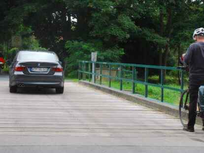 Auf der Umfangstra&szlig;e in Mariensiel sind zahlreiche Autos und auch viele Radfahrer unterwegs.