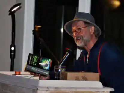 Konnte sich auch manch ein Lachen nicht verkneifen: Krimiautor Klaus-Peter Wolf bei der Lesung in Rastede.