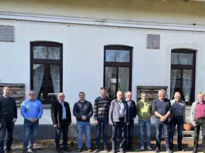 Der Moorriem-Ohmsteder Sielacht geh&ouml;ren (von links) Dirk Hanken, Markus Neunaber, Henning Heinemann, Karsten Th&uuml;mler, Torsten B&uuml;sing, Frank Sager, Hergen L&uuml;er&szlig;en, Jan-Dirk Klockgether, Gerold Harms, Harm-Dirk Klockgether und Gerold  B&uuml;sing an.