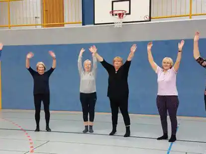 Als &Uuml;bungsleiterin trotz eingeschr&auml;nkter Sehf&auml;higkeit: Ingrid Foken (links) mit ihrer Gymnastikgruppe beim Turnverein Elmendorf. Foken m&ouml;chte mit ihrem Beispiel anderen Betroffenen Mut machen.