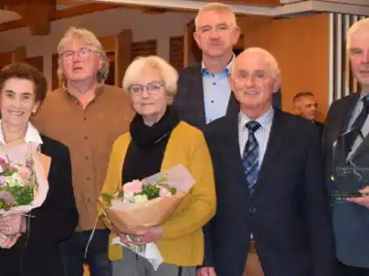 Eine besondere Ehrenbezeichnung verlieh der Rat der Gemeinde Saterland am Montag unter anderem an Karl-Peter Schramm (links), Marianne Fugel (2.v.l.), Leonhard Rosenbaum (2.v.r.) und Dr. Heinrich Norrenbrock (r.), hier auf dem Bild bei der Verabschiedung aus dem Rat im Oktober 2021 mit Hermann Plaggenborg, Elisabeth Schramm und Rigobert Naber.