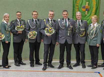 Nach der Wahl stellten sich alte und neue Vorstandsmitglieder des Sch&uuml;tzenvereins Brettorf zum Foto zusammen (von links): Melanie Eilts, Silke Cording, Frank Gr&uuml;ndel, Patrick Hirsch, Marcus Rupp, Joachim Eilts, Ulrich von Otte, Edith Cording und Tamino B&uuml;ttner.