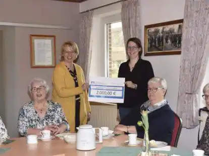 Mit einem symbolischen Scheck in H&ouml;he von 2000 Euro war auch die Vertreterin der Raiba-S&uuml;d, Andrea Large (links), zu Gast beim B&uuml;rgerverein. Den Scheck nahm Regine Wesolowski entgegen.