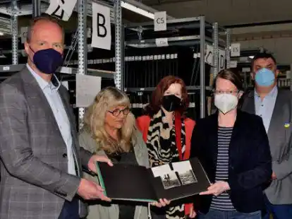 Die Vorsitzende des Kulturausschusses Helga Weinstock (aus Gesundheitsgr&uuml;nden tr&auml;gt sie keine Maske), Oberb&uuml;rgermeister Carsten Feist, Referatsleiterin Marion Winkel-Fiedelak, Verleger Robert Allmers (Ernst Brune GmbH und Co KG) und die Leiterin des Stadtarchivs, Dr. Wiebke Janssen mit einem der f&uuml;r die Stadtgeschichte wertvollen Bildb&auml;nden.