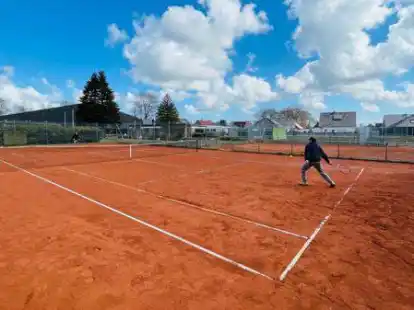 So postkartensch&ouml;n wird es f&uuml;r den Tennisclub Schortens hier wohl nie wieder werden. Nach 45 Jahren in den Brauerwiesen (im Hintergrund das viele Jahre sp&auml;ter entstandene Wohngebiet &bdquo;Brauerwiesen&ldquo;) scheint es hier f&uuml;r den TC keine Zukunft mehr zu geben.