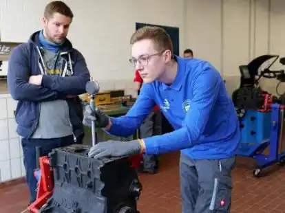 Michael Meyer bei der Motorvermessung