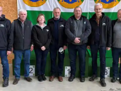 Das Bild zeigt die erfolgreichen Sch&uuml;tzen (v.l.): Willi Dumstorff, Hans Breyer, Maria Windt, G&uuml;nther Wielenberg, Hans L&uuml;cking, Hans Wilke und Walter Wertebach (es fehlt: Johannes Behnen)